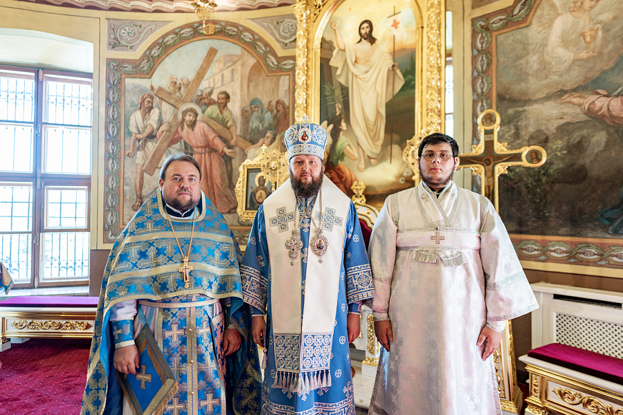Архиерейское богослужение в праздник Успения Пресвятой Богородицы в Троицком кафедральном соборе Подольска